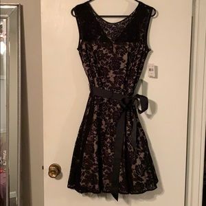 Lace sleeveless dress with bow